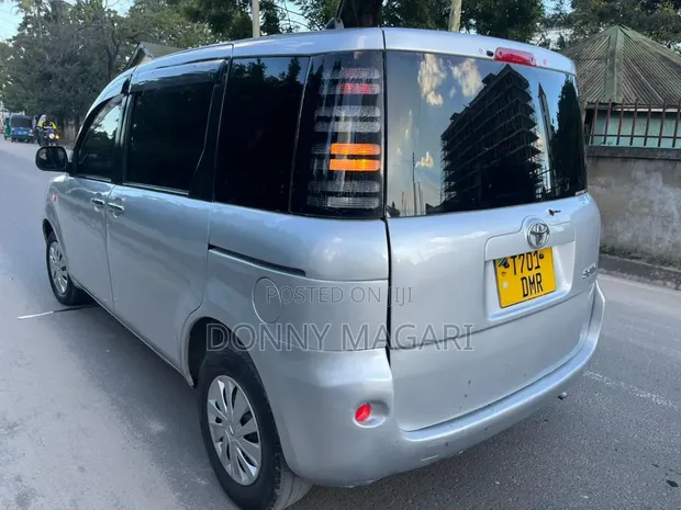 Toyota Sienta 2005 Silver - 1