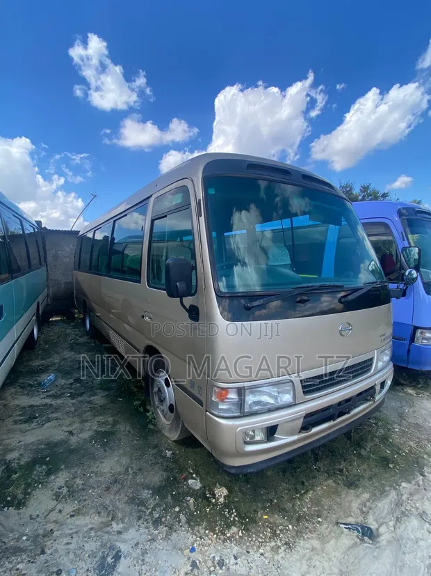 Hino Dutro II 2011 Nyeupe - 1