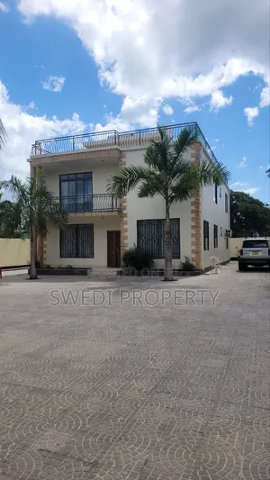 Furnished 5-Bedroom Villa for Rent in Oyster Bay
