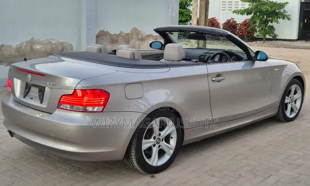 BMW 1 Series Convertible 2009 Beige - 1