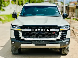 Toyota Land Cruiser LC300 GR Sport 2024 White
