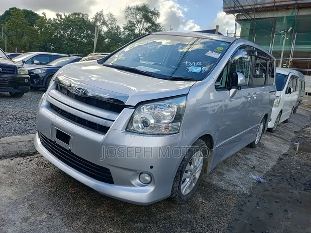 Toyota Noah 2.0 143hp AWD (7 Seater) 2009 Silver - 1