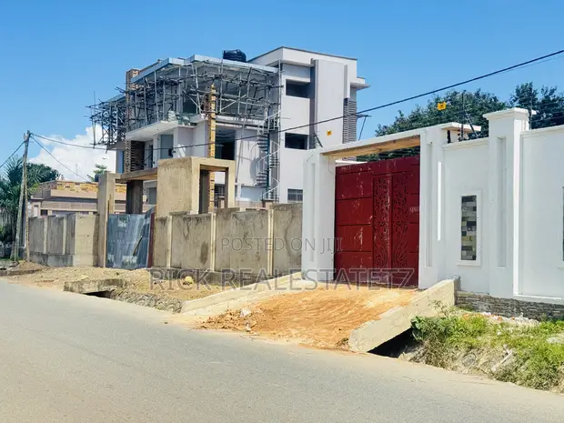 Kiwanja Kinauzwa Ilemela - Karibu na Uwanja wa Ndege na Malaika Beach - 1