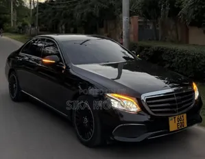 Mercedes-Benz E200 2016 Nyeusi