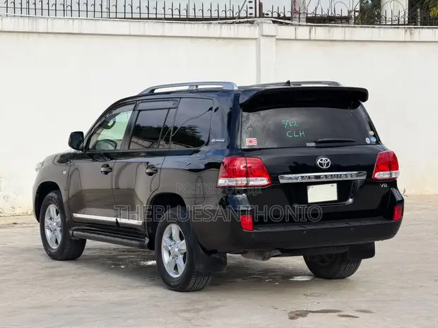 Toyota Land Cruiser 2011 Black - 1