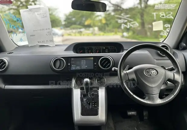 Toyota Corolla Rumion 2010 Nyeusi - 1
