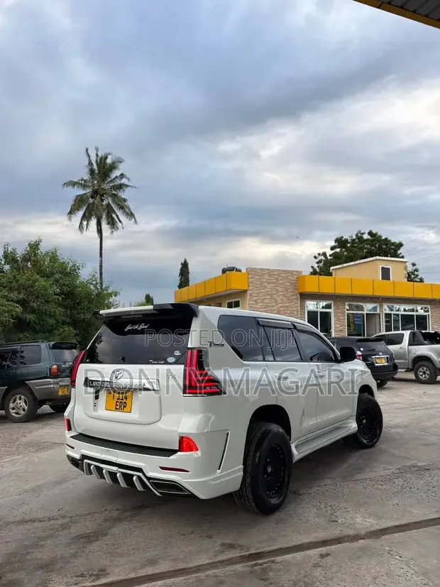 Toyota Land Cruiser Prado 2010 White - 1
