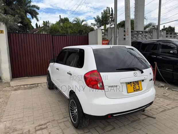 Mazda Verisa 2008 White - 1