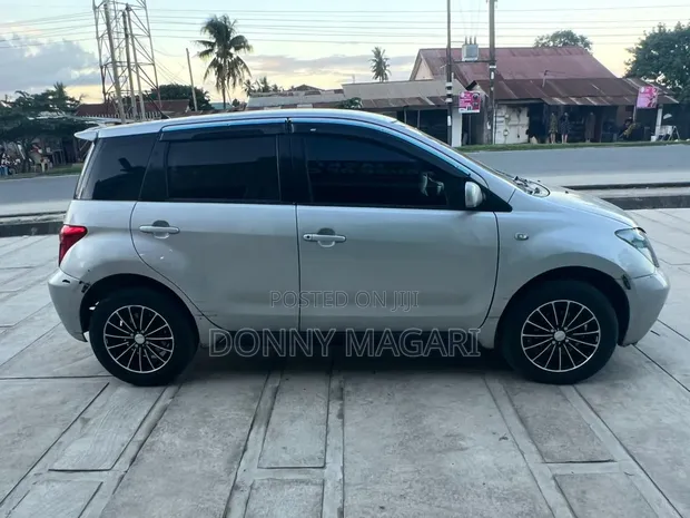 Toyota IST 2004 Nyeupe - 1