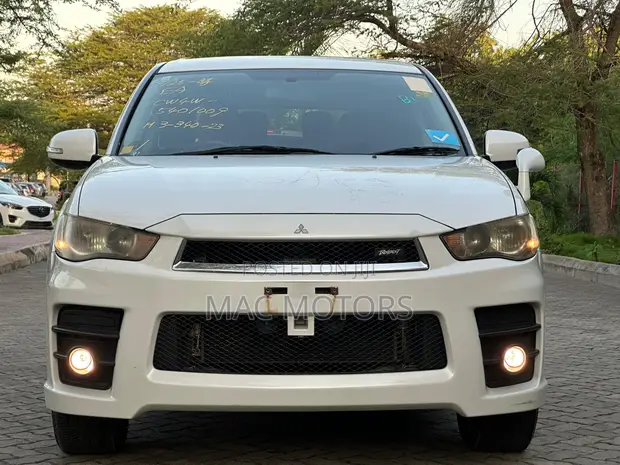 Mitsubishi Outlander 2011 White - 1