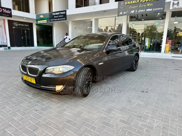 BMW 5 Series 2013 Nyeusi - 1