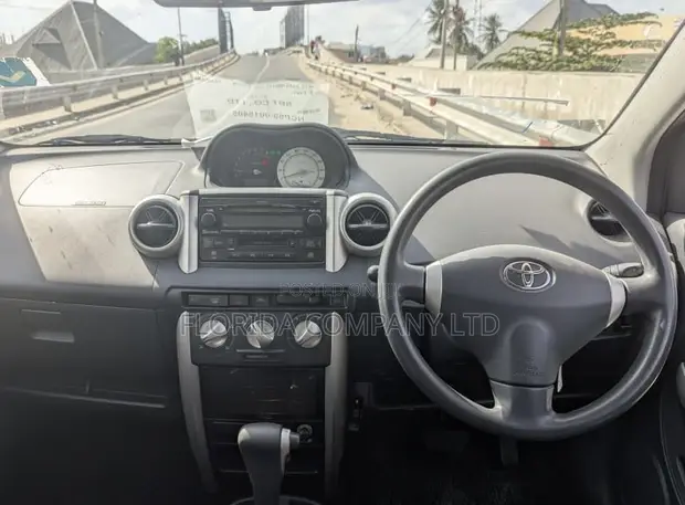 Toyota IST 2003 Nyeupe - 1