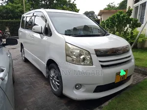 Toyota Noah 2009 Nyeupe