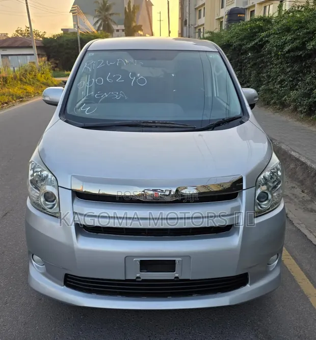 Toyota Noah 2008 Silver - 1