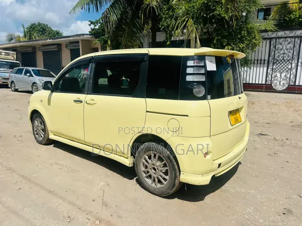 Toyota Sienta 2006 Yellow - 1