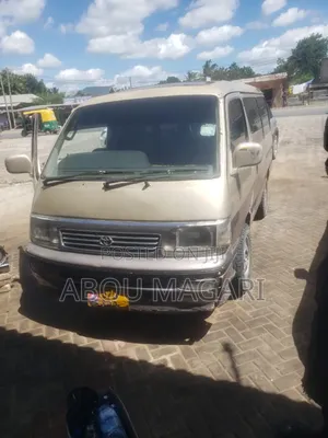 Toyota HiAce 2002 Dhahabu