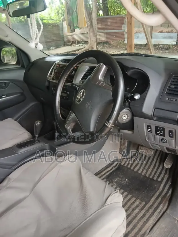 Toyota HiAce 2002 Gold - 1