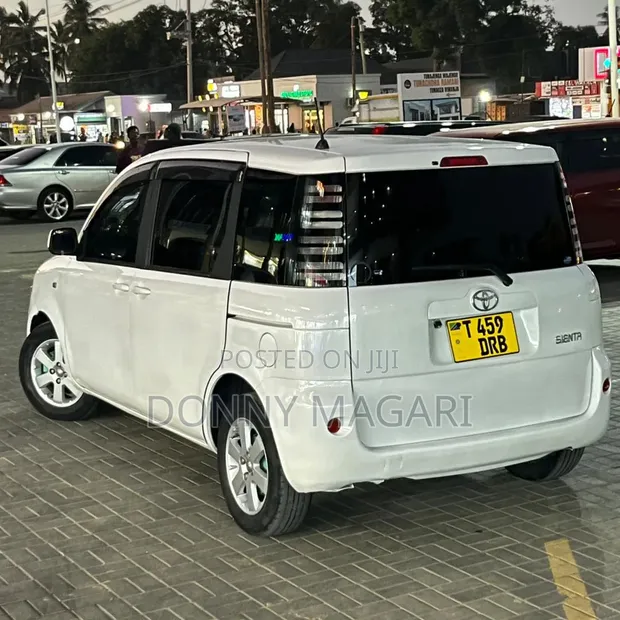 Toyota Sienta 2004 White - 1