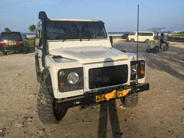 Land Rover Defender 1998 White - 1