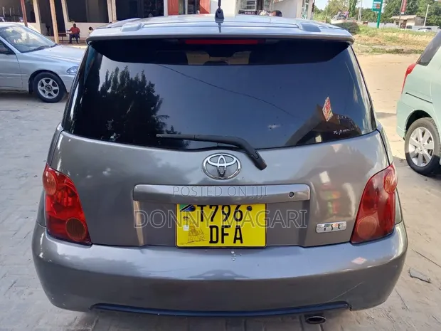 Toyota IST 2004 Gray - 1