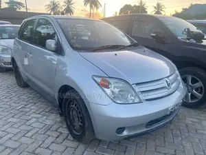 Toyota IST 2004 Nyeupe