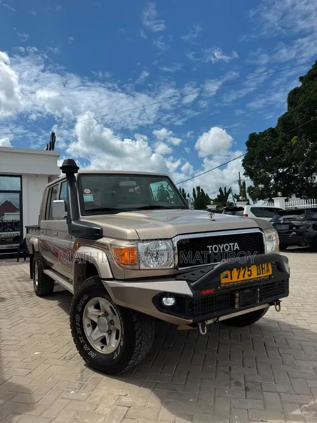 Toyota Land Cruiser Double Cabin LX 2015 - 1