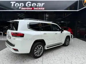 Toyota Land Cruiser LC300 ZX 2023 Pearl