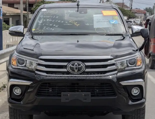 Toyota Hilux 2018 Nyeusi - 1