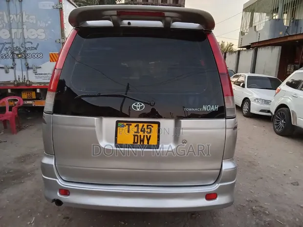 Toyota Noah 2003 Silver - 1