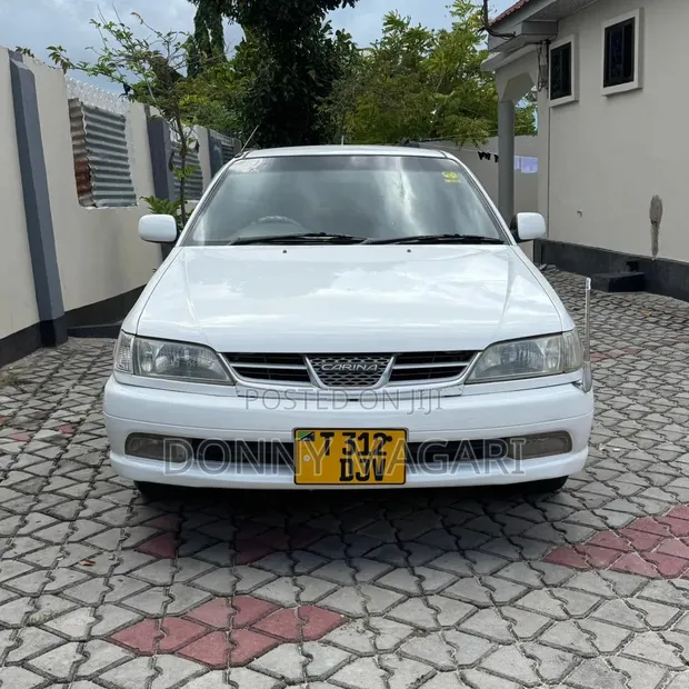 Toyota Carina 2001 Nyeupe - 1