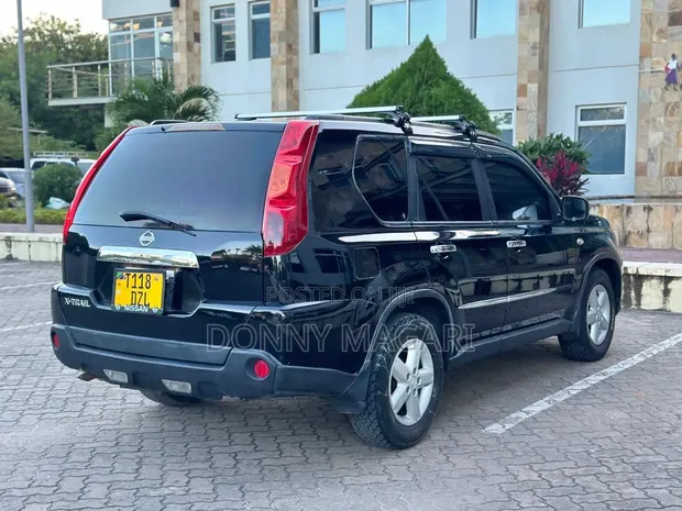 Nissan X-Trail 2010 Black - 1