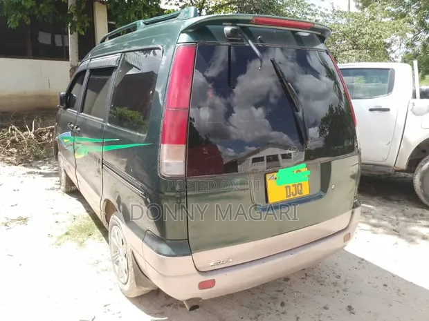 Toyota Noah SR40 2001 Green - 1