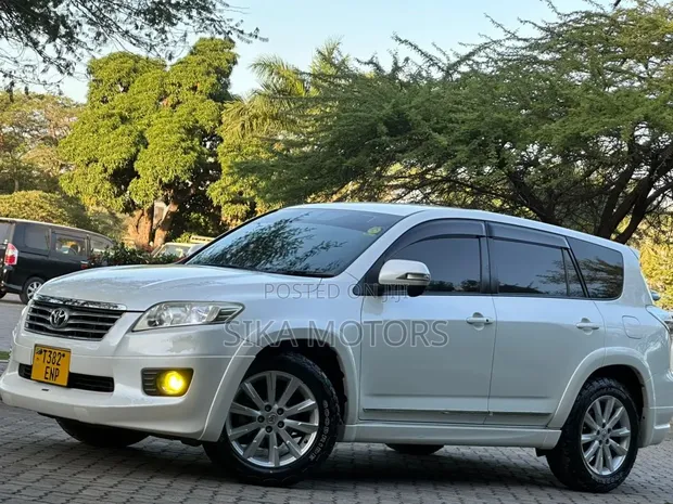 Toyota Vanguard 2012 White - 1