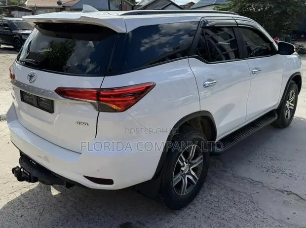Toyota Fortuner 2022 White - 1