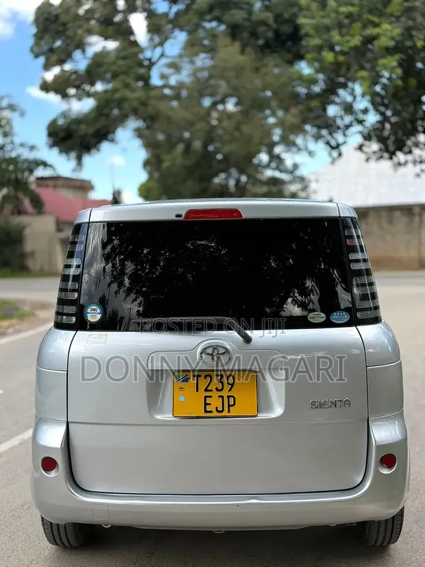 Toyota Sienta 2005 Silver - 1
