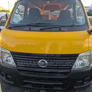 Nissan Caravan (Urvan) 2005 Yellow