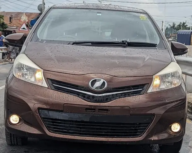 Toyota Vitz 2012 Burgundy - 1