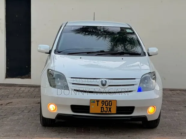 Toyota IST 2004 White - 1