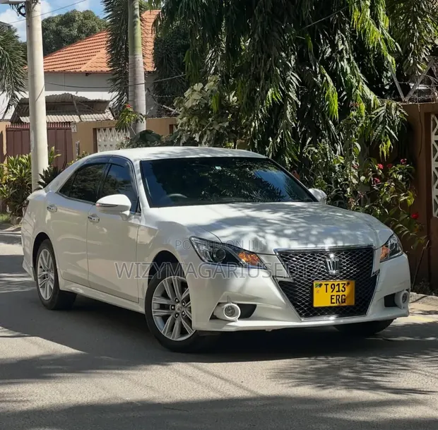 Toyota Crown Athlete 2014 Pearl White - 1