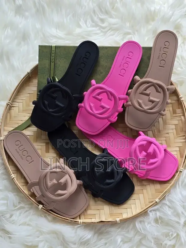 Gucci Viatu vya Wanawake vya Interlocking G Slide - 1