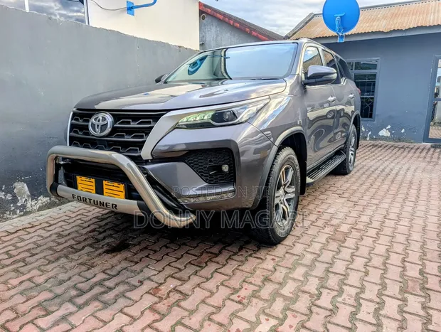 Toyota Fortuner 2022 Kijivu - 1