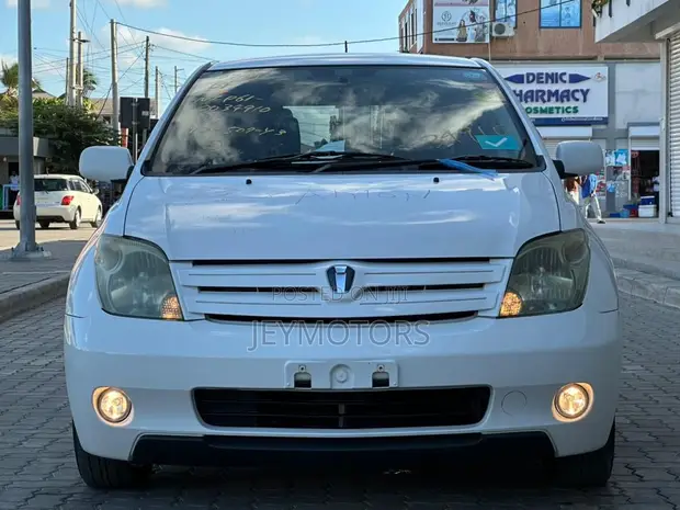 Toyota IST 2003 White - 1