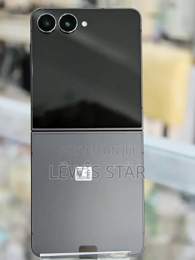 Samsung Galaxy Z Flip7 256GB Black (Used from Dubai) - 1
