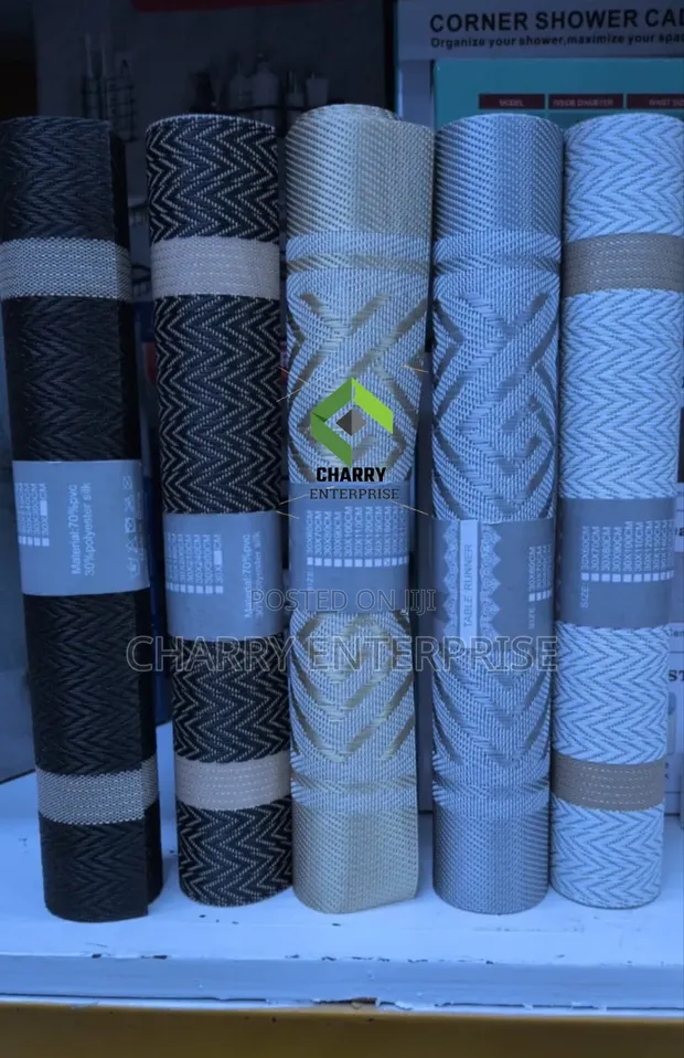 Classic Table Runner and 6 Table Mats Set - 1