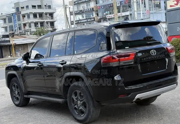 Toyota Land Cruiser LC300 GR Sport 2023 - 1