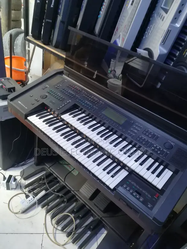 Yamaha Electone EL-90 Electronic Keyboard - 1