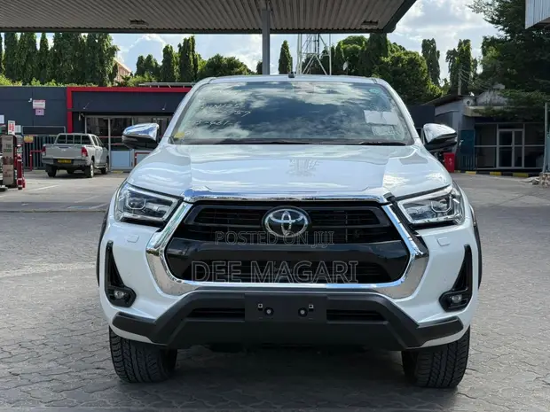 Toyota Hilux 2024 Double Cabin - 1