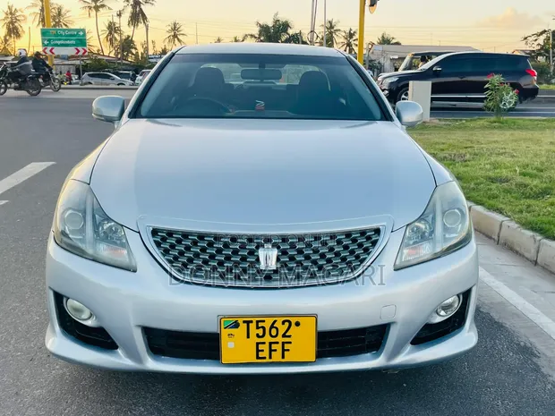 Toyota Crown 2010 Silver - 1