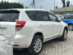 Toyota Vanguard 2010 White