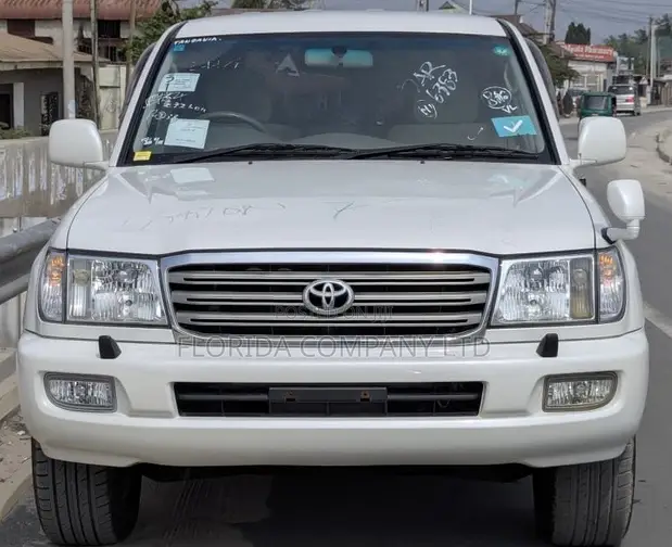Toyota Land Cruiser 2005 White - 1